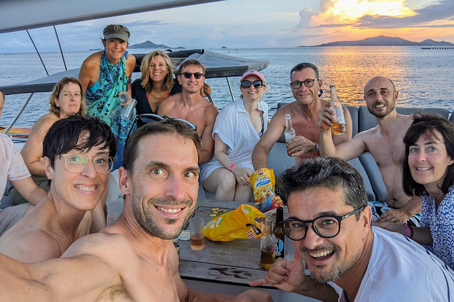 Apéro pendant une croisière entre amis sur un catamaran