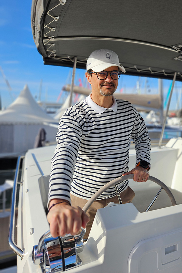 Pierrick assure la navigation du catamaran