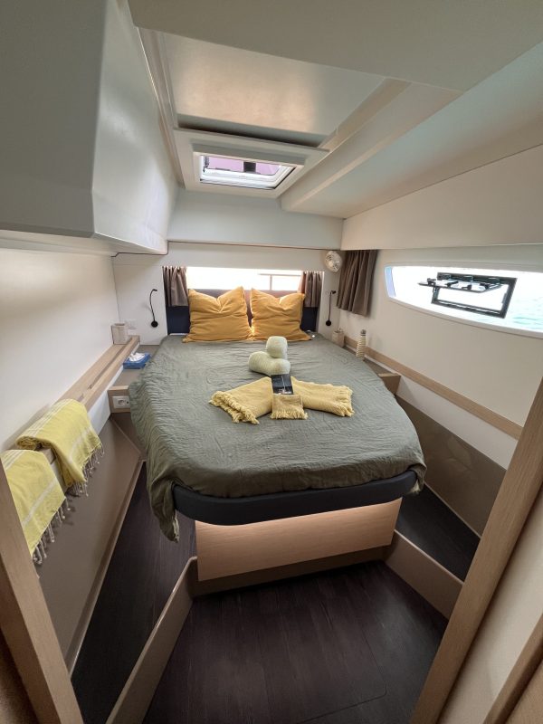 vue cabine arrière d'un catamaran Astrea 42 - croisière evasion