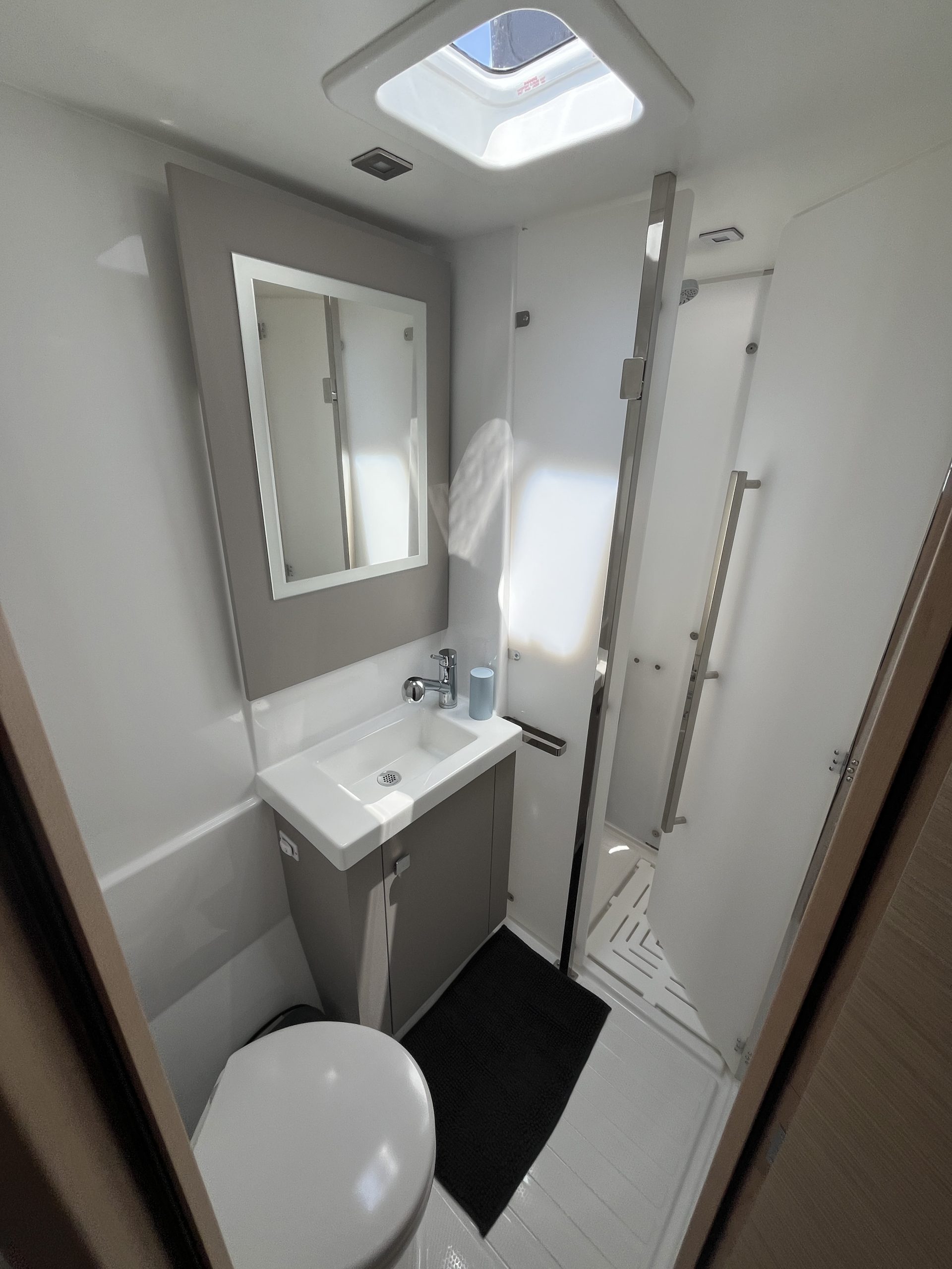 Bathroom Catamaran Evasion