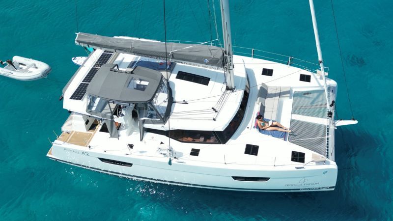 Vue drone d'un catamaran pour une croisière en corse