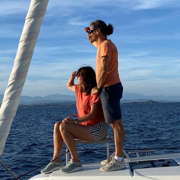 skipper et hotesse d'un catamaran d'hôtes sur leur catamaran