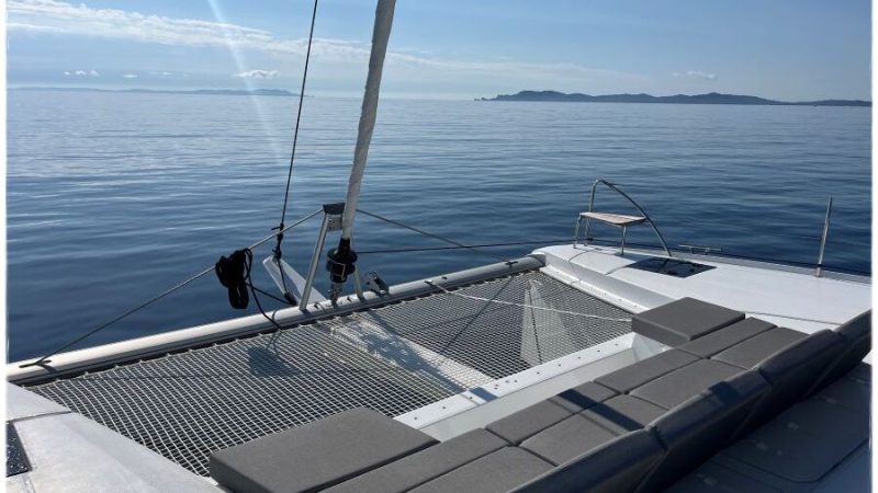 navigation catamaran vue des canapés et filet avant sur Cote d'Azur
