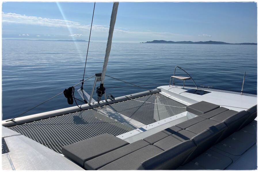 navigation catamaran vue des canapés et filet avant sur Cote d'Azur