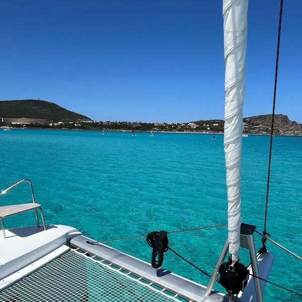 Vue filet d'un catamaran sur mer turquoise de Sardaigne