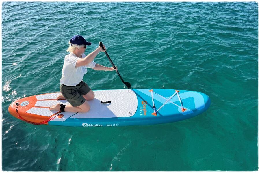 Femme sur un stand up paddle dans la baie de Leoude Cote d'Azur