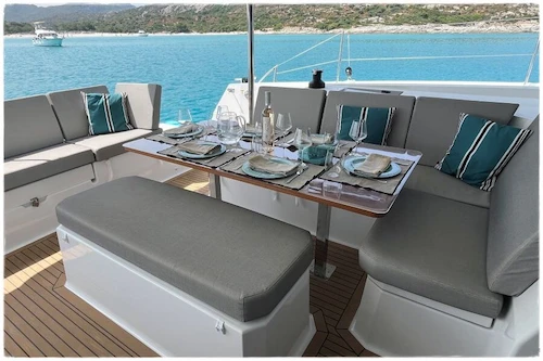 cockpit catamaran repas a bord pendant croisiere